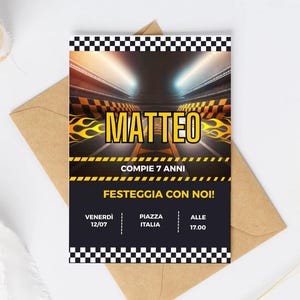 Puede incluir: Una invitaci&oacute;n de cumplea&ntilde;os con tem&aacute;tica de carreras de coches. La invitaci&oacute;n presenta el nombre "MATTEO" en amarillo con llamas, y el texto "COMPLE 7 ANNI" y "FESTEGGIA CON NOI!". La invitaci&oacute;n est&aacute; sobre un fondo negro con un borde a cuadros.