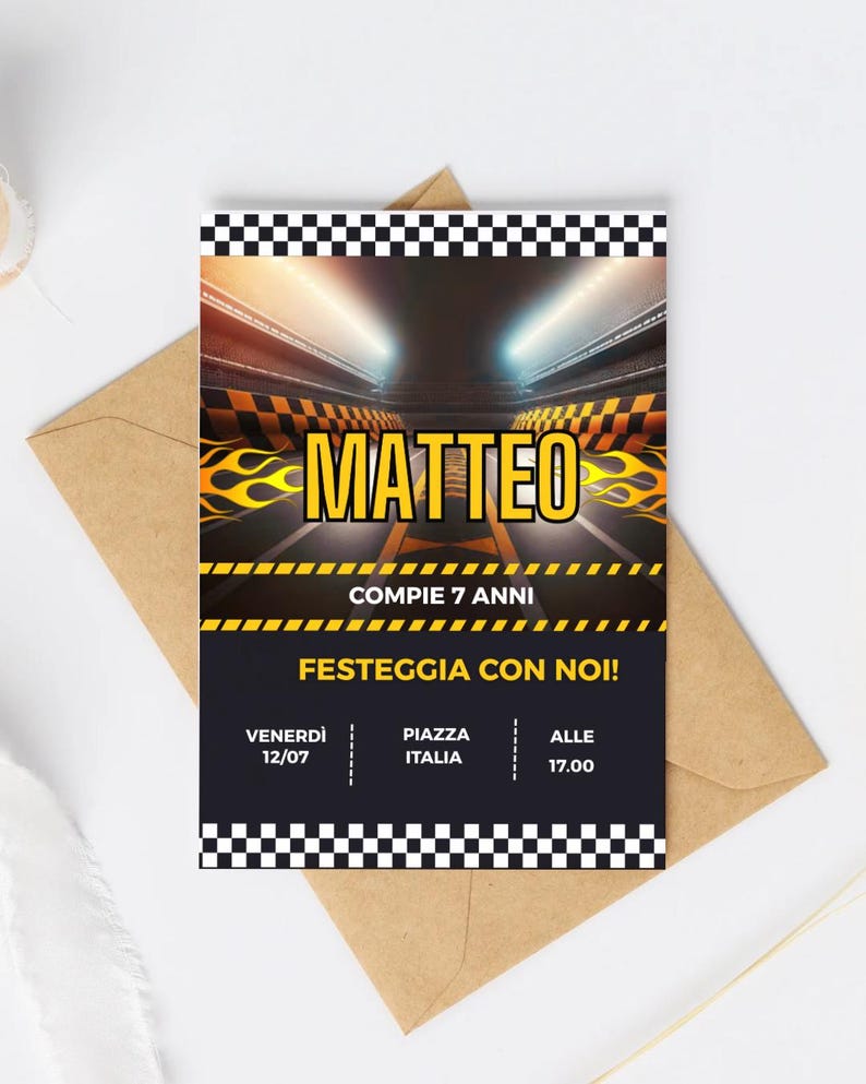 Puede incluir: Una invitaci&oacute;n de cumplea&ntilde;os con tem&aacute;tica de carreras de coches. La invitaci&oacute;n presenta el nombre "MATTEO" en amarillo con llamas, y el texto "COMPLE 7 ANNI" y "FESTEGGIA CON NOI!". La invitaci&oacute;n est&aacute; sobre un fondo negro con un borde a cuadros.