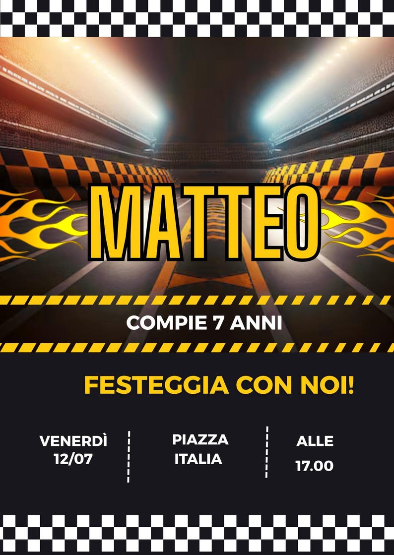 Puede incluir: Una invitaci&oacute;n de cumplea&ntilde;os con tem&aacute;tica de carreras. El nombre "MATTEO" est&aacute; en letras amarillas grandes. La invitaci&oacute;n incluye el texto "COMPIE 7 ANNI" y "FESTEGGIA CON NOI!" con la fecha, hora y lugar.