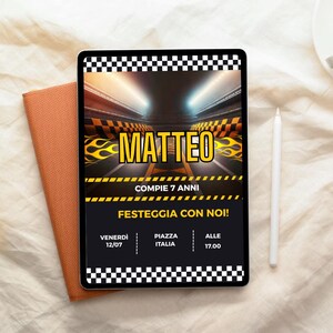 Puede incluir: Una invitaci&oacute;n digital en una tableta con un tema de carreras de coches. La invitaci&oacute;n presenta el nombre "MATTEO" en amarillo, llamas y el texto "COMPLE 7 ANNI". La tableta est&aacute; junto a un cuaderno naranja y un l&aacute;piz &oacute;ptico blanco.