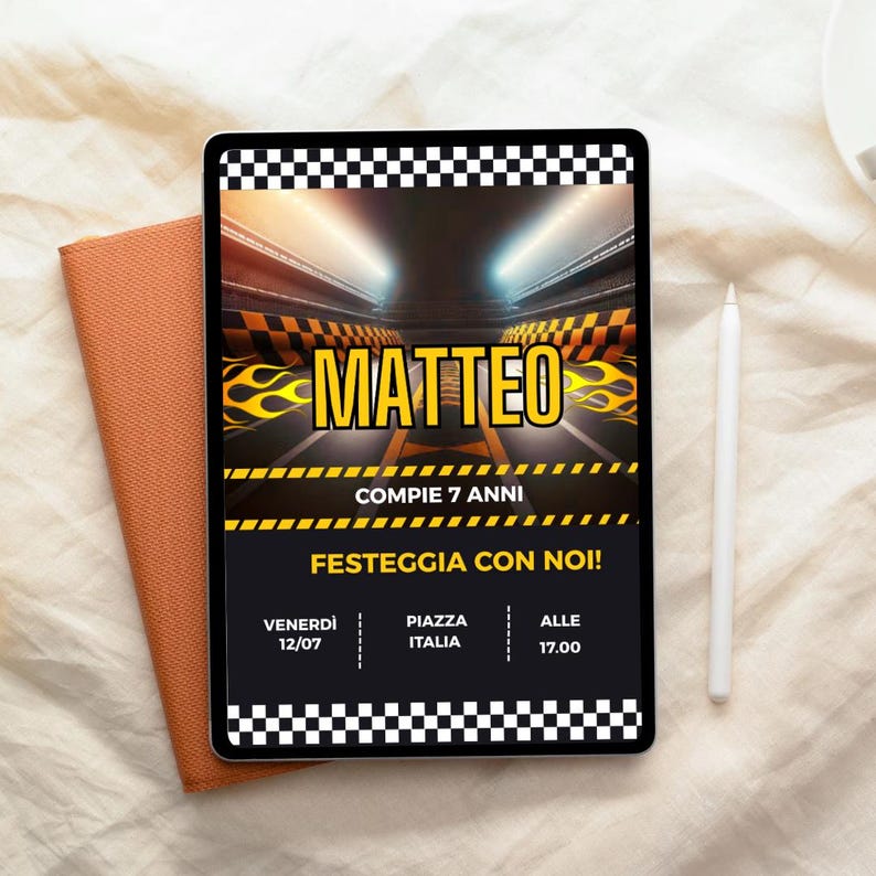 Puede incluir: Una invitaci&oacute;n digital en una tableta con un tema de carreras de coches. La invitaci&oacute;n presenta el nombre "MATTEO" en amarillo, llamas y el texto "COMPLE 7 ANNI". La tableta est&aacute; junto a un cuaderno naranja y un l&aacute;piz &oacute;ptico blanco.