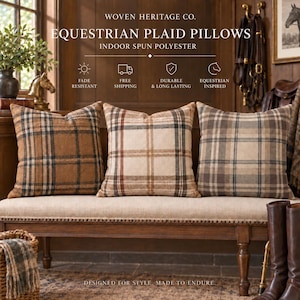 Peut inclure: Trois coussins carrés avec des motifs à carreaux dans des tons marron, beige et crème. Le texte sur l'image indique : WOVEN HERITAGE CO. EQUESTRIAN PLAID PILLOWS INDOOR SPUN POLYESTER. Des icônes présentent les caractéristiques : FADE RESISTANT, FREE SHIPPING, DURABLE & LONG LASTING, EQUESTRIAN INSPIRED.