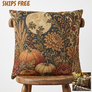 Könnte beinhalten: Ein quadratisches Zierkissen mit dunkelblauem Hintergrund, einem großen blassen Mond, orangefarbenen Kürbissen, Weizenähren und rostfarbenen Chrysanthemen. Das Design zeigt detailliertes botanisches Blattwerk und kleine Sterne.