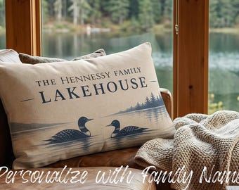 Cuscino lombare personalizzato Lakehouse, con svassi sul lago e nome di famiglia personalizzato.