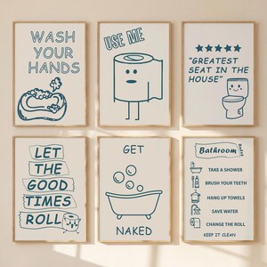Peut inclure: Un ensemble de six affiches murales encadrées sur fond crème avec des illustrations au trait bleu foncé. Les affiches présentent des graphismes sur le thème de la salle de bain et des textes comme Wash Your Hands, Use Me, Greatest Seat In The House, Let The Good Times Roll, Get Naked et Bathroom Rules.
