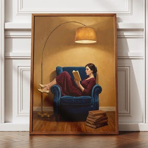 Peut inclure: Une peinture encadrée représentant une personne en robe bordeaux assise dans un fauteuil bleu profond, lisant un livre sous un grand lampadaire en laiton. Une pile de cinq livres repose sur le parquet à côté du fauteuil contre un mur jaune.