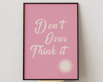 Poster con tipografia rosa "Non pensarci troppo", stampa artistica divertente da parete, citazione sfacciata, decorazione minimalista, download digitale