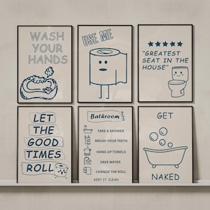 Peut inclure: Six affiches encadrées pour salle de bain, avec des cadres noirs et des fonds blanc cassé. Chaque affiche présente des dessins au trait bleus et du texte, avec des phrases comme "Wash Your Hands" et "Get Naked". Les affiches sont exposées sur une étagère blanche.