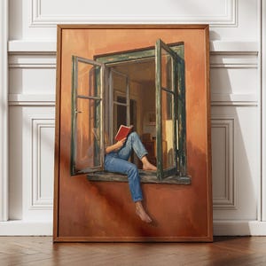 Peut inclure: Une peinture encadrée représentant une personne assise sur le rebord d'une fenêtre, portant un jean bleu et lisant un livre rouge. La scène montre une fenêtre ouverte aux cadres verts patinés sur un mur couleur terre cuite, un instant calme.