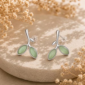Örhängen med gröna opalblad, örhängen i 925 sterlingsilver, naturinspirerade smycken, botaniska örhängen, present till henne, platinapläterade