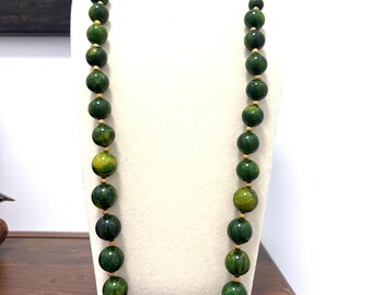 Collana vintage da 76 cm (30") in bachelite verde a spirale con perline graduate e finitura color oro, 80 g.