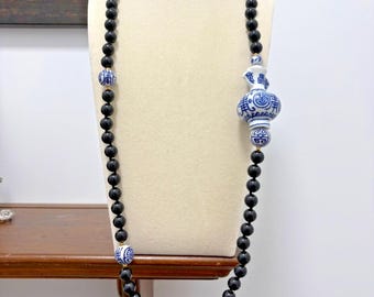 Collar vintage de cuentas de porcelana azul, blanca y negra estilo chinoiserie, anudado a mano.