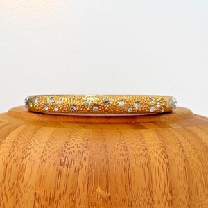 Pulseira rígida Brighton com strass em tom dourado, fecho magnético articulado, 6,5 polegadas, estilo toscano. imagem 3