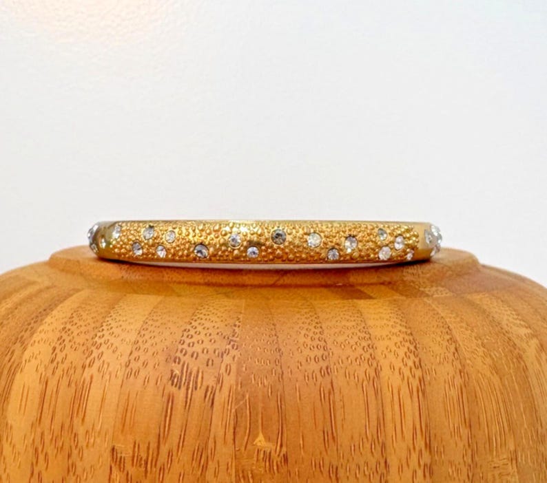 Pulseira rígida Brighton com strass em tom dourado, fecho magnético articulado, 6,5 polegadas, estilo toscano. imagem 3