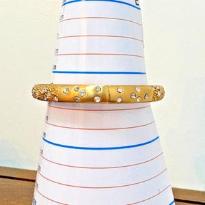 Pulseira rígida Brighton com strass em tom dourado, fecho magnético articulado, 6,5 polegadas, estilo toscano. imagem 6
