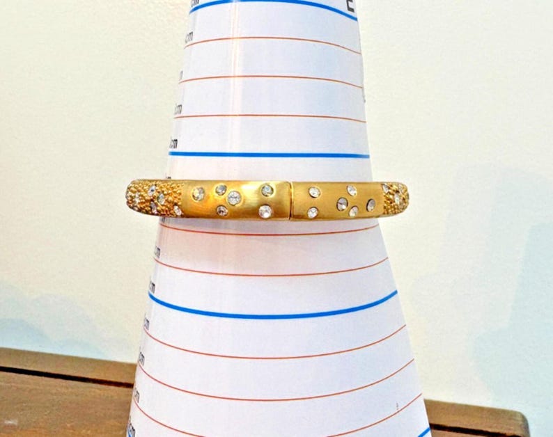 Pulseira rígida Brighton com strass em tom dourado, fecho magnético articulado, 6,5 polegadas, estilo toscano. imagem 6
