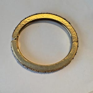 Pulseira rígida Brighton com strass em tom dourado, fecho magnético articulado, 6,5 polegadas, estilo toscano. imagem 8