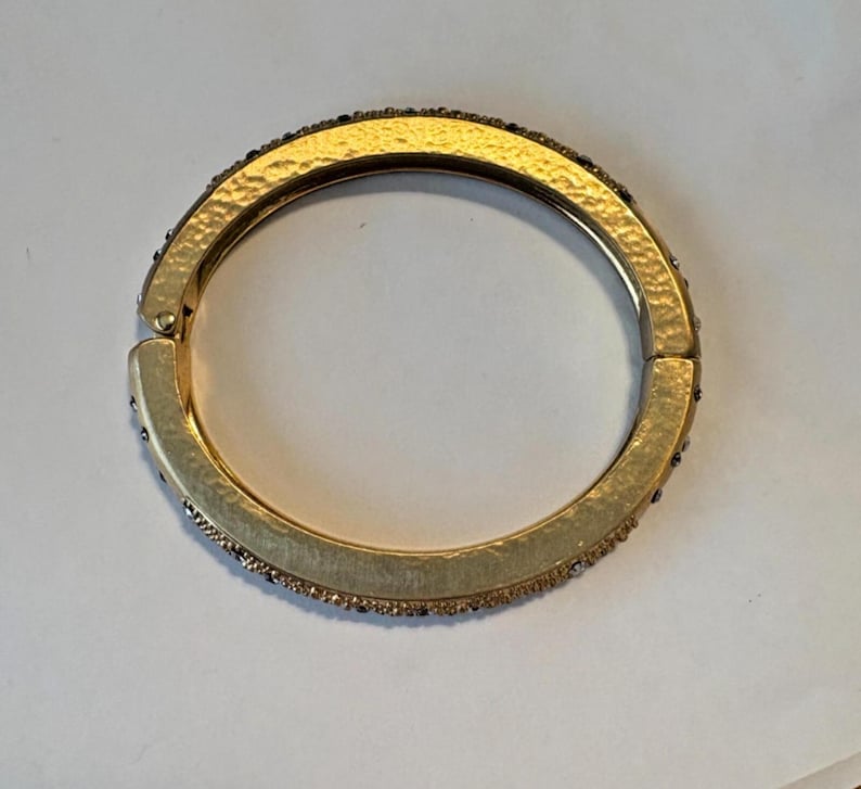 Pulseira rígida Brighton com strass em tom dourado, fecho magnético articulado, 6,5 polegadas, estilo toscano. imagem 8