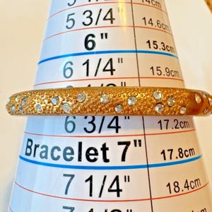 Pulseira rígida Brighton com strass em tom dourado, fecho magnético articulado, 6,5 polegadas, estilo toscano. imagem 5