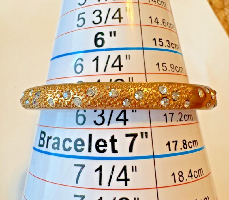 Pulseira rígida Brighton com strass em tom dourado, fecho magnético articulado, 6,5 polegadas, estilo toscano. imagem 5