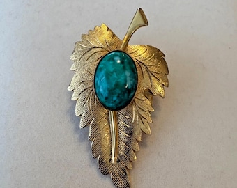 Vintage Gold Tone Leaf Pin and Scarf Clip Green Thermoset Cabochon