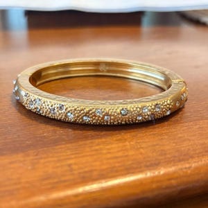 Pulseira rígida Brighton com strass em tom dourado, fecho magnético articulado, 6,5 polegadas, estilo toscano. imagem 2