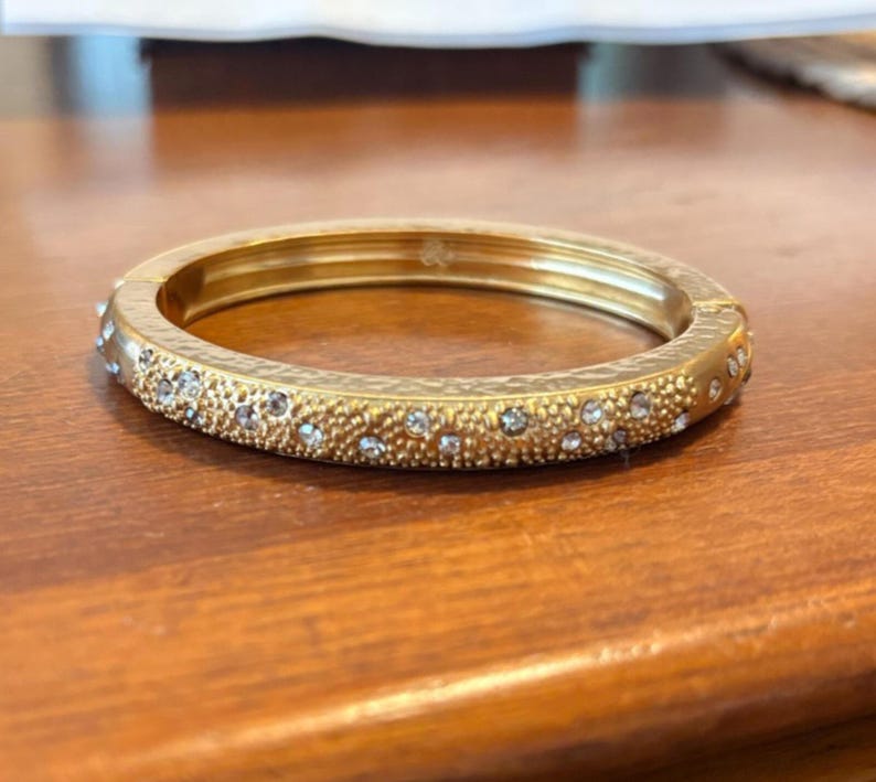 Pulseira rígida Brighton com strass em tom dourado, fecho magnético articulado, 6,5 polegadas, estilo toscano. imagem 2