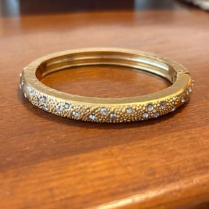 Pulseira rígida Brighton com strass em tom dourado, fecho magnético articulado, 6,5 polegadas, estilo toscano. imagem 1