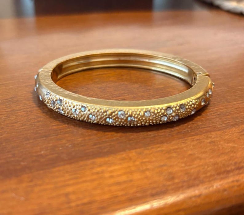 Pulseira rígida Brighton com strass em tom dourado, fecho magnético articulado, 6,5 polegadas, estilo toscano. imagem 1