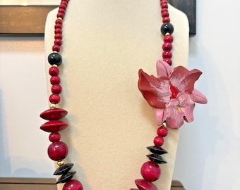 Vintage 80'S Carved Carved Wooden Flower Statement Necklace Red Black Mauve SITI