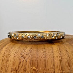 Pulseira rígida Brighton com strass em tom dourado, fecho magnético articulado, 6,5 polegadas, estilo toscano. imagem 4