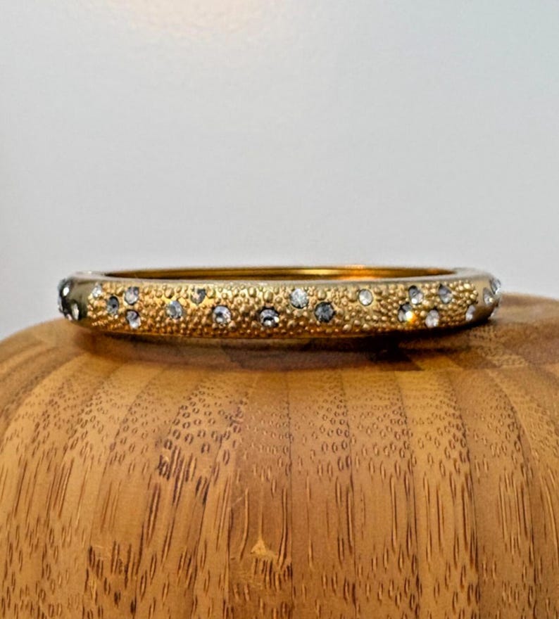 Pulseira rígida Brighton com strass em tom dourado, fecho magnético articulado, 6,5 polegadas, estilo toscano. imagem 4