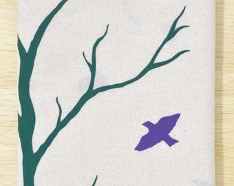 Puede incluir: Un paño de cocina de tela blanca con un diseño de rama de árbol verde y pájaros morados volando alrededor de las ramas.
