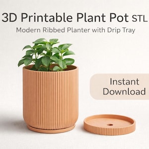 Könnte beinhalten: Ein terrakottafarbener, gerippter Blumentopf mit passendem Untersetzer, der eine grüne Pflanze mit Blättern enthält. Der Text lautet "3D Printable Plant Pot STL" und "Instant Download".