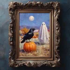 Può includere: Dipinto a olio in una cornice dorata decorativa raffigurante una scena di Halloween. Un corvo nero è appollaiato su una zucca arancione in un campo con un fantasma e una luna piena sullo sfondo. L'opera d'arte ha un aspetto rustico e vintage.