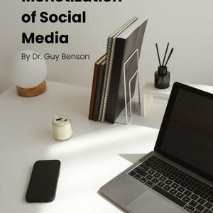 Puede incluir: Un espacio de trabajo con un portátil, un smartphone y cuadernos. Se muestra el texto "Strategy Monetization of Social Media". Una pequeña lámpara y un difusor completan la escena, sugiriendo una estrategia digital.