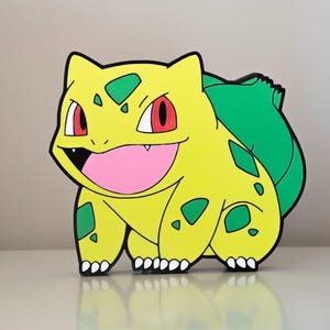Puede incluir: Una figura plana y estilizada de una criatura con piel amarilla, manchas verdes y un gran bulbo verde en la espalda. Presenta ojos rojos, una boca muy abierta con interior rosa y pequeños dientes blancos, todo delineado en negro grueso.