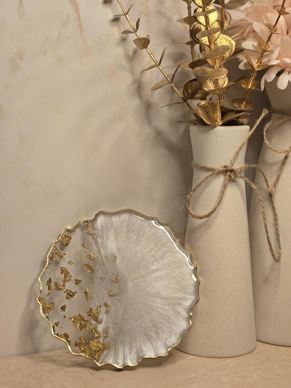 White and Gold Resin Coasters: Elegant Home Decor