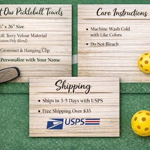 Op de afbeelding: Afbeelding toont informatie over pickleball handdoeken, inclusief afmetingen (40,6 cm x 66 cm), materiaal en wasvoorschriften. De afbeelding toont ook gele pickleballs en een pickleball racket. De tekst bevat "Personaliseer met uw naam".