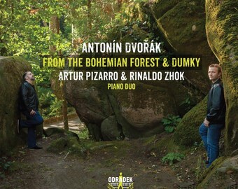 以下が含まれることがあります： 「ANTONÍN DVOŘÁK FROM THE BOHEMIAN FOREST & DUMKY ARTUR PIZARRO & RINALDO ZHOK PIANO DUO」と書かれたCDカバー。2人の男性が岩に寄りかかっている森の風景が描かれています。下部にはODRADEKのロゴがあります。