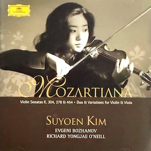 Könnte beinhalten: Ein CD-Cover mit einem Sepia-Bild einer Frau, die Geige spielt. Der Titel "Mozartiana" ist in goldener Schrift gehalten. Das Cover zeigt auch die Namen der Interpreten: Suyoen Kim, Evgeni Bozhanov und Richard Yongjae O'Neill.