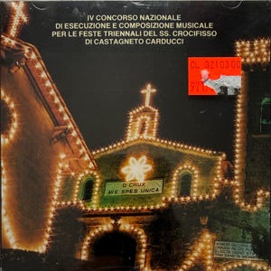 Può includere: Custodia di un CD con un'immagine notturna di una chiesa illuminata con luci a stringa. La chiesa ha una croce e uno striscione con la scritta "O CRUX AVE SPES UNICA". Il testo "IV CONCORSO NAZIONALE" è in alto.