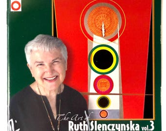 Può includere: Copertina di un CD con una donna sorridente con i capelli grigi corti, che indossa un top nero. Lo sfondo presenta un design astratto rosso e bianco. Il testo sulla copertina recita "The Art of Ruth Slenczynska vol. 3 Live Recordings 2004, Okayama."
