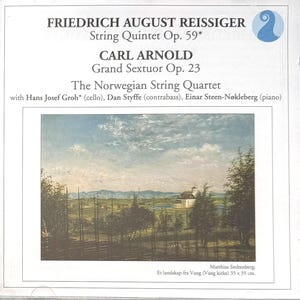 Op de afbeelding: Een witte keramische mok met een zwarte handgreep en de tekst "But First, Coffee" in een vetgedrukte, zwarte letter. De mok staat tegen een vage achtergrond, wat een gezellige setting suggereert.