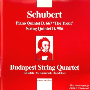 Puede incluir: Una funda de CD roja con el nombre "Schubert" en letras blancas. La funda incluye información sobre las composiciones musicales "Piano Quintet D. 667 'The Trout'" y "String Quintet D. 956". Un retrato de un hombre está en el centro.