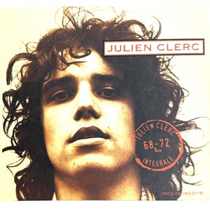 Könnte beinhalten: Albumcover mit einem Sepia-Portrait von Julien Clerc. Der Name des Künstlers befindet sich in einem weißen Feld oben, mit einem roten und orangefarbenen kreisförmigen Emblem, das den Albumtitel und die Jahre 68-72 angibt. Das Album trägt den Titel "Integrale".