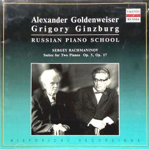 Puede incluir: Una caja de CD con Alexander Goldenweiser y Grigory Ginzburg. El texto dice "RUSSIAN PIANO SCHOOL" y "SERGEY RACHMANINOV Suites for Two Pianos Op. 5, Op. 17". La portada tiene un borde turquesa y negro con las palabras "HISTORICAL RECORDINGS".