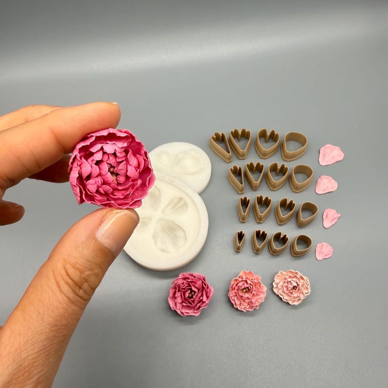 Peony petal silicone mold set with 4 petal veiners and matching cutters for polymer clay flowers, designed for realistic mini and midi peonies. Flexible platinum silicone mold with detailed botanical texture, ideal for jewelry making, earrings, charms, brooches and miniature floral designs. Includes precision 3D-printed cutters sized slightly smaller for clean cuts and perfect fit, suitable for bakeable and air-dry polymer clay.
