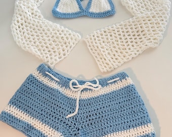Conjunto de bikini azul y blanco hecho a mano con shorts a juego + pareo de rejilla.