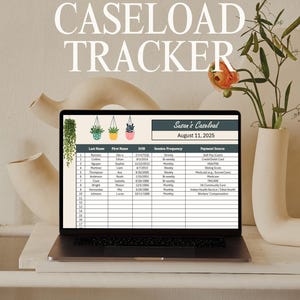 Op de afbeelding: Een laptop toont een "Caseload Tracker" document met namen, data en betalingsbronnen. Het scherm toont een tabel met kolommen voor achternaam, voornaam, geboortedatum, sessiefrequentie en betalingsbron. De laptop staat op een wit oppervlak.